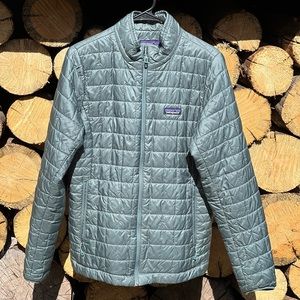 Woman’s Patagonia nano puff jacket. Size large.